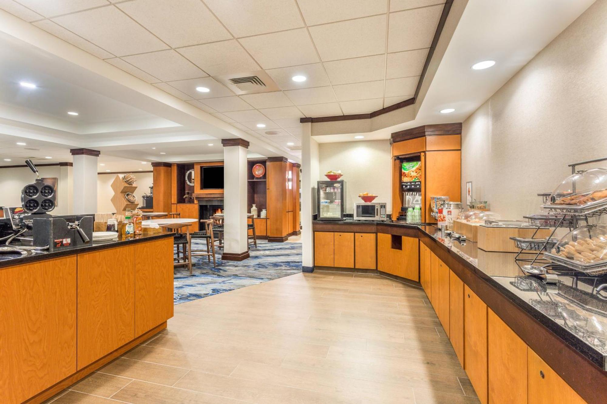 Fairfield Inn And Suites By Marriott Madison East Exterior photo