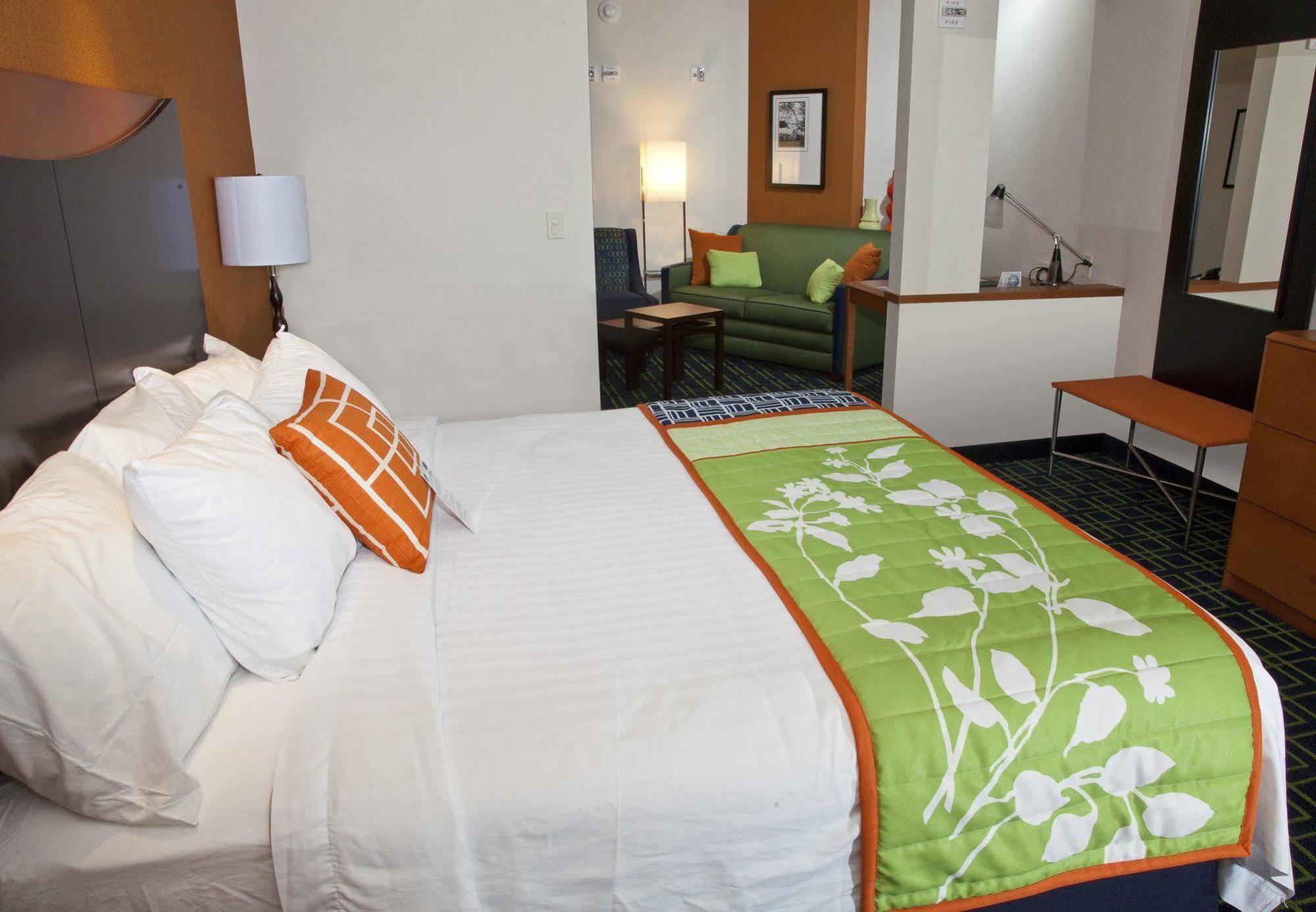Fairfield Inn And Suites By Marriott Madison East Room photo