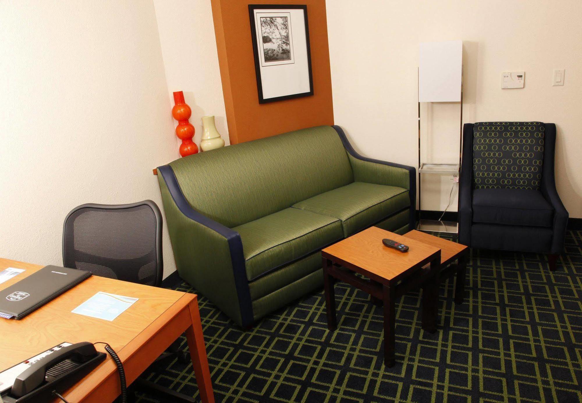 Fairfield Inn And Suites By Marriott Madison East Room photo